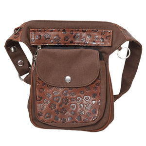 Braune Leder-Hüfttasche mit Pfotenherz-Prägung. Frontansicht.