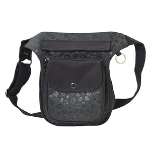 Gassi-Tasche, Gürteltasche Leder, Canvas Mix in Schwarz mit Pfoten- und Herzprägungen. Sie verfügt über drei Reißverschlussfächer und ein Einsteckfach, welches mit einem Druckknopf verschließbar ist. An der Seite gibt es einen Ring zum Anhängen von kleinen Sachen.