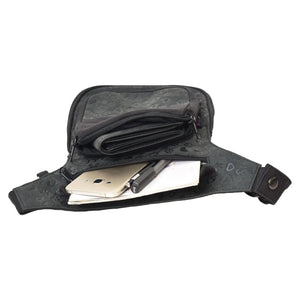 Gassi-Tasche, Gürteltasche Leder, Canvas Mix in Schwarz mit Pfoten- und Herzprägungen.Ein Hauptfach mit Reißverschluss bietet Platz für Handy. Ein weiteres Reißverschlussfach vorne hat Platz für Portemonnaie.