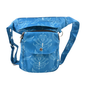 Gassi-Tasche, Bauchtasche und Gürteltasche aus Polyester Blau mit floralen Elementen. Diese Gürteltasche hat zwei Reißverschlussfächer vorne sowie ein Einsteckfach, welches durch einen Überschlag mit Druckknopf verschlossen wird. Auf der hinteren Seite befindet sich ein weiteres Reißverschlussfach. An der Seite des Taschengurtes befindet sich ein kleiner Metallring zum Anhängen kleiner Beuteltaschen.