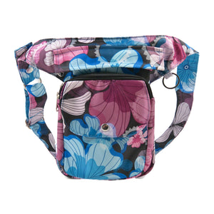 Gassi-Tasche, Bauchtasche und Gürteltasche aus Polyester Blau , Magentafarben mit Blumenblätter Motiven. Diese Gürteltasche hat zwei Reißverschlussfächer vorne sowie ein Einsteckfach, welches durch einen Überschlag mit Druckknopf verschlossen wird. Auf der hinteren Seite befindet sich ein weiteres Reißverschlussfach. An der Seite des Taschengurtes befindet sich ein kleiner Metallring zum Anhängen kleiner Beuteltaschen.