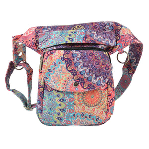 Gassi-Tasche, Bauchtasche und Gürteltasche aus Polyester Bunt mit Mandala Motiven. Diese Gürteltasche hat zwei Reißverschlussfächer vorne sowie ein Einsteckfach, welches durch einen Überschlag mit Druckknopf verschlossen wird. Auf der hinteren Seite befindet sich ein weiteres Reißverschlussfach. An der Seite des Taschengurtes befindet sich ein kleiner Metallring zum Anhängen kleiner Beuteltaschen.
