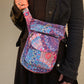 Model präsentiert Gassi-Tasche, Bauchtasche und Gürteltasche aus Polyester Bunt mit Mandala Motiven mit der Tragevariante Crossbodybag.