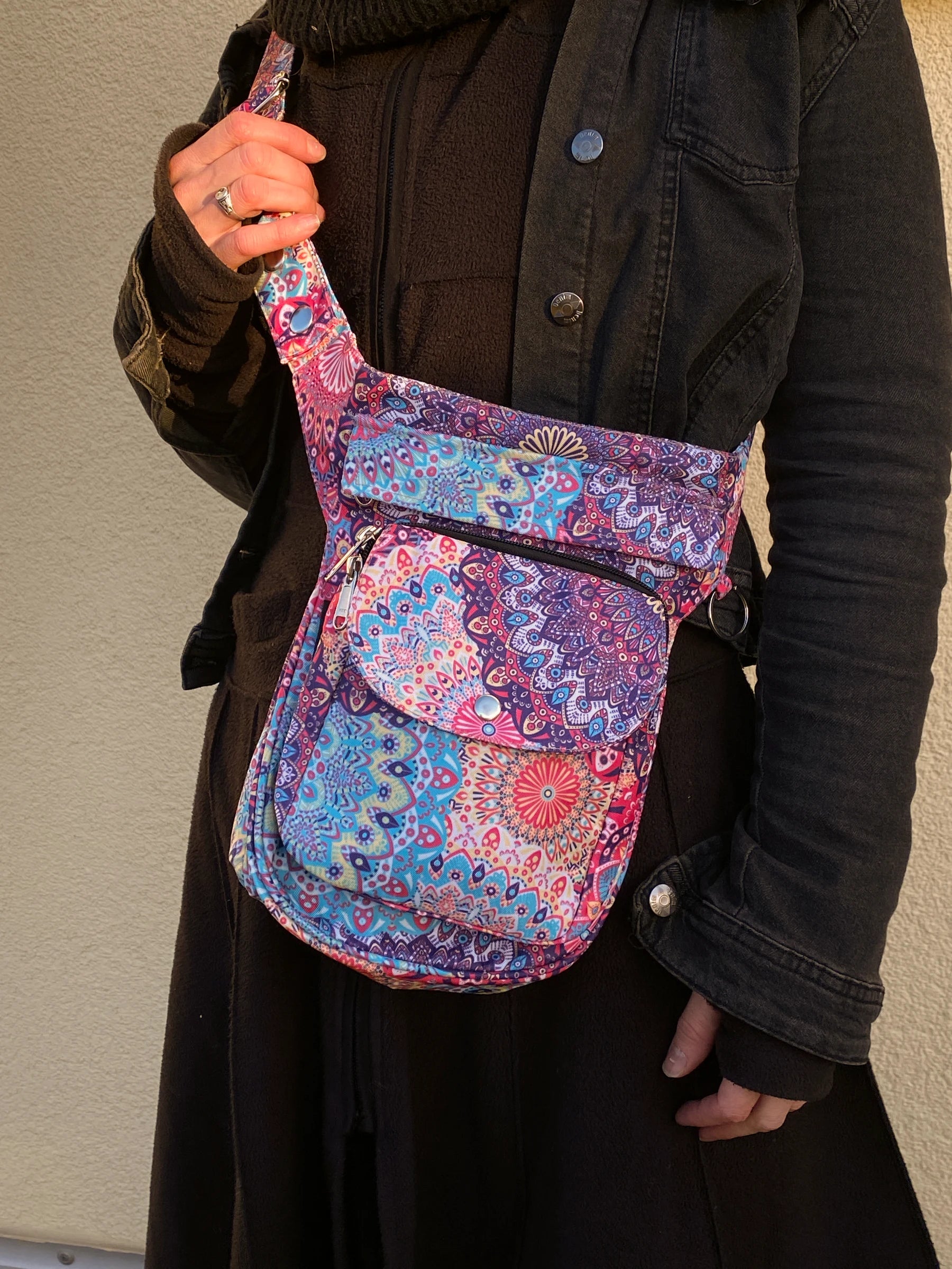 Model präsentiert Gassi-Tasche, Bauchtasche und Gürteltasche aus Polyester Bunt mit Mandala Motiven mit der Tragevariante Crossbodybag.