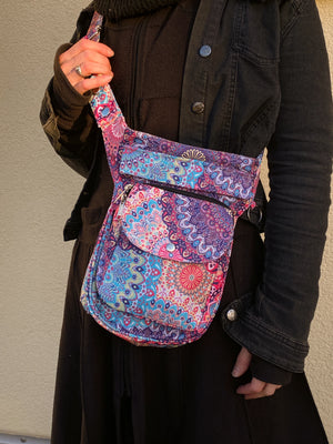 Model präsentiert Gassi-Tasche, Bauchtasche und Gürteltasche aus Stoff Bunt mit Mandala Motiven mit der Tragevariante Crossbodybag.