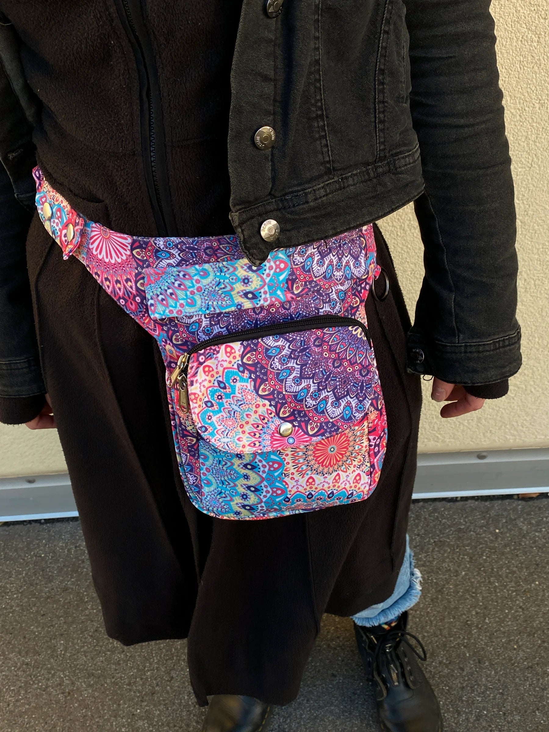 Model präsentiert Gassi-Tasche, Bauchtasche und Gürteltasche aus Polyester Bunt mit Mandala Motiven mit der Tragevariante Bauchtasche.