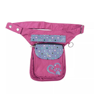 Gürteltasche aus wasserabweisenden Stoff Pink mit  Pfote&Herz Aufnäher und einem Ring zum Befestigen von kleinen Sachen. Diese Tasche verfügt über zwei Reißverschlussfächer und einem Einsteckfach vorne.