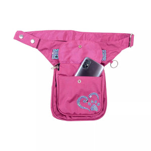 Gürteltasche aus wasserabweisenden Stoff Pink mit Pfote&Herz Aufnäher und einem Ring zum Befestigen von kleinen Sachen. Diese Tasche besitzt zwei Reißverschlussfächer und ein Einsteckfach vorne, welches durch einen Überschlag mit Druckknopf verschließbar ist.