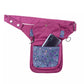 Gürteltasche aus wasserabweisenden Stoff Pink, mit einem Ring zum Befestigen von kleinen Sachen. Diese Tasche besitzt zwei Reißverschlussfächer und ein Einsteckfach vorne, welches durch einen Überschlag mit Druckknopf verschließbar ist.