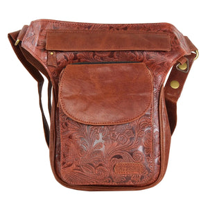 Hüfttasche, Gassi-Tasche aus Leder mit floraler Ornamentenprägung. Diese Hüfttasche hat eine Reißverschlussfach auf der hinteren Seite und zwei Reißverschlussfächer vorne sowie ein Einsteckfach, welches durch einen Überschlag mit einem Magnetknopf verschlossen wird. An der Seite des Taschengurtes befindet sich ein kleiner Metallring  in Form eines Dreiecks zum Anhängen kleiner Beuteltaschen.