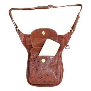 Hüfttasche, Gassi-Tasche aus Leder mit floraler Ornamentenprägung. Der Taschengurt ist größenverstellbar und das Einsteckfach vorne bietet Platz fürs Handy und wird durch einen Überschlag mit Klett und Druckknopf verschlossen.