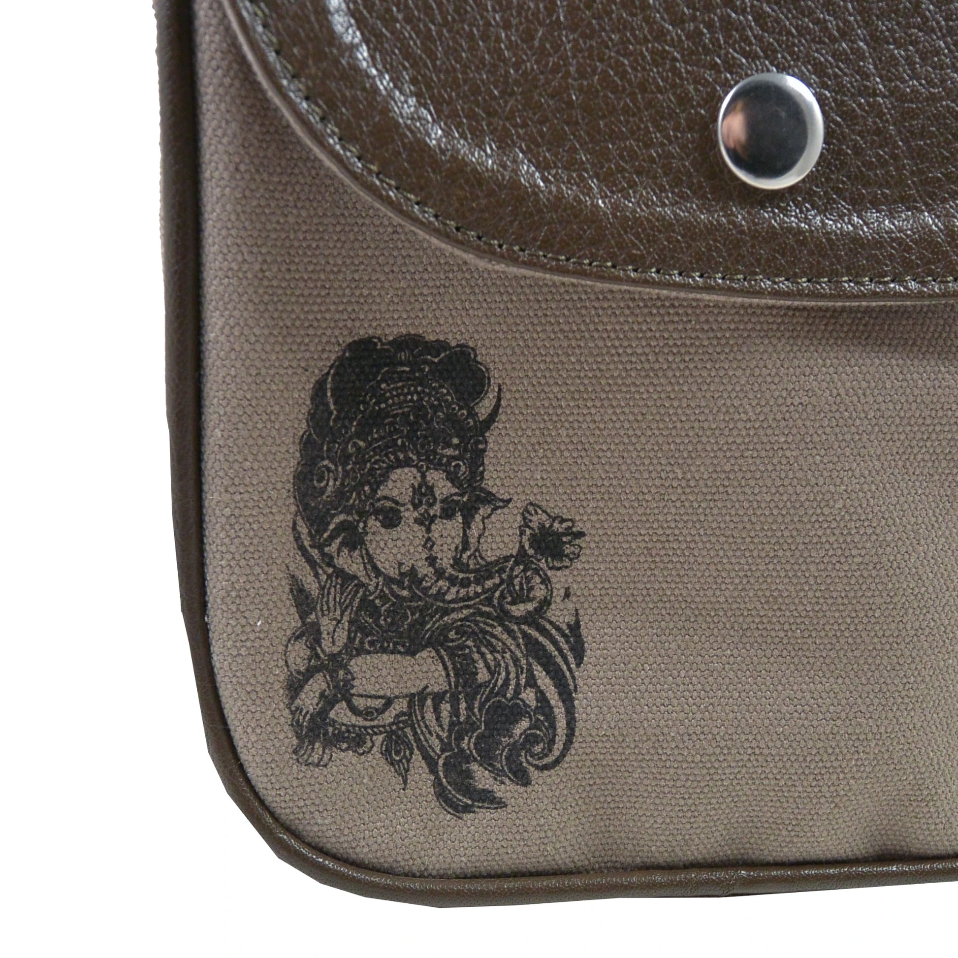 Ausschnitt: Gürteltasche, Gassi-Tasche in Canvas-Sand mit Ganesha-Aufdruck auf der Vorderseite. 