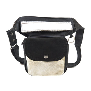 Gürteltasche, Gassi-Tasche in Canvas-Schwarz, Reißverschlussklappe und Vordertasche sind mit weißem Kuhfell und Leder schwarz besetzt. Diese Gürteltasche hat zwei Reißverschlussfächer vorne sowie ein Einsteckfach, welches durch einen Überschlag mit Druckknopf verschlossen wird. 