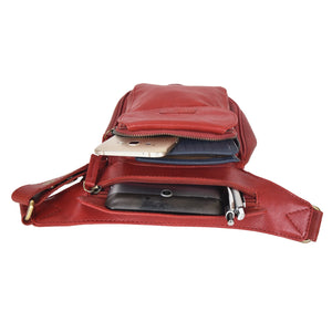 Gürteltasche, Gassi-Tasche Leder Rot, mit einem Ring zum Befestigen von kleinen Sachen. Diese Tasche besitzt zwei Reißverschlussfächer und ein Einsteckfach vorne, welches durch einen Überschlag mit Druckknopf verschließbar ist.
