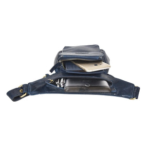 Gassi-Tasche, Gürteltasche Leder Navy Blau, mit einem Ring zum Befestigen von kleinen Sachen. Diese Tasche besitzt zwei Reißverschlussfächer und ein Einsteckfach vorne, welches durch einen Überschlag mit Druckknopf verschließbar ist.