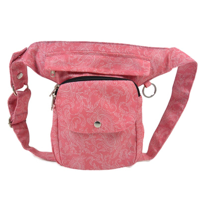 Gassi-Tasche, Bauchtasche und Gürteltasche aus Polyester Flamingofarben mit Paisley Muster und floralen Ornamenten. Diese Gürteltasche hat zwei Reißverschlussfächer vorne sowie ein Einsteckfach, welches durch einen Überschlag mit Druckknopf verschlossen wird. Auf der hinteren Seite befindet sich ein weiteres Reißverschlussfach. An der Seite des Taschengurtes befindet sich ein kleiner Metallring zum Anhängen kleiner Beuteltaschen.