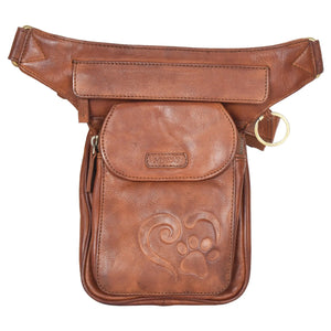 Gassi-Tasche Apache Leder Malto-Braun Antik mit Pfote&Herz Prägung und einem Ring zum Befestigen von kleinen Sachen. Diese Tasche verfügt über zwei Reißverschlussfächer und einem Einsteckfach vorne.