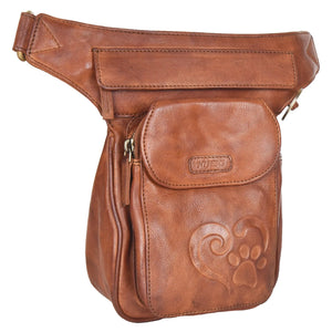 Gassi-Tasche Apache Leder Malto-Braun Antik mit Pfote&Herz Prägung und einem Ring zum Befestigen von kleinen Sachen. Diese Tasche besitzt zwei Reißverschlussfächer und ein Einsteckfach vorne, welches durch einen Überschlag mit Druckknopf verschließbar ist.