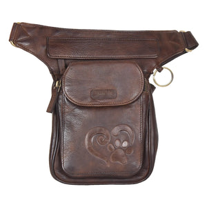 Gürteltasche aus Leder in Mahagoni Braun mit Pfote&Herzprägung und Ring an der Seite zum Befestigen von kleinen Beuteln.