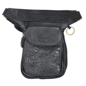 Gürteltasche aus schwarzem Leder mit kleinen Pfoten&Herzprägungen und einem Ring zum Befestigen von kleinen Taschen.
