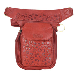 Rote Gürteltasche aus Leder mit kleinen Pfoten&Herzprägungen. Ein Ring an der Seite zur Befestigung von Karabinern.