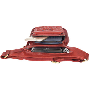 Rote Gürteltasche aus Leder mit zwei Reißverschlussfächern und einem Einsteckfach vorne.