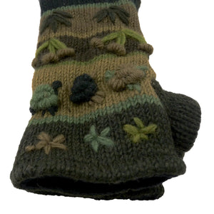 Schurwolle Strickstulpen mit Daumen. Gestreift mit aufgestickten Blumen. In verschiedenen Grüntönen. Innenfutter Fleece.