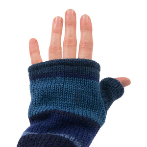 Nijens Pulswärmer Blau-Petrol getragen an der Hand – fingerlose Wollhandschuhe mit Daumen für warme Handgelenke