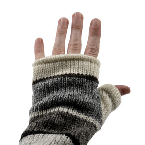 Nijens Pulswärmer Grau-Weiß getragen an der Hand – fingerlose Wollhandschuhe mit Daumen für warme Handgelenke
