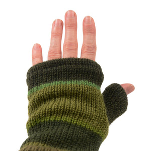 Nijens Pulswärmer in Grün- und Olivtönen getragen an der Hand – fingerlose Wollhandschuhe mit Daumen für warme Handgelenke.