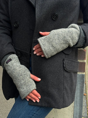 Nahaufnahme Hände: Model präsentiert Handstulpen HADAR 21 aus Schurwolle grau mit Fleeceeinsatz und Daumenspalte.