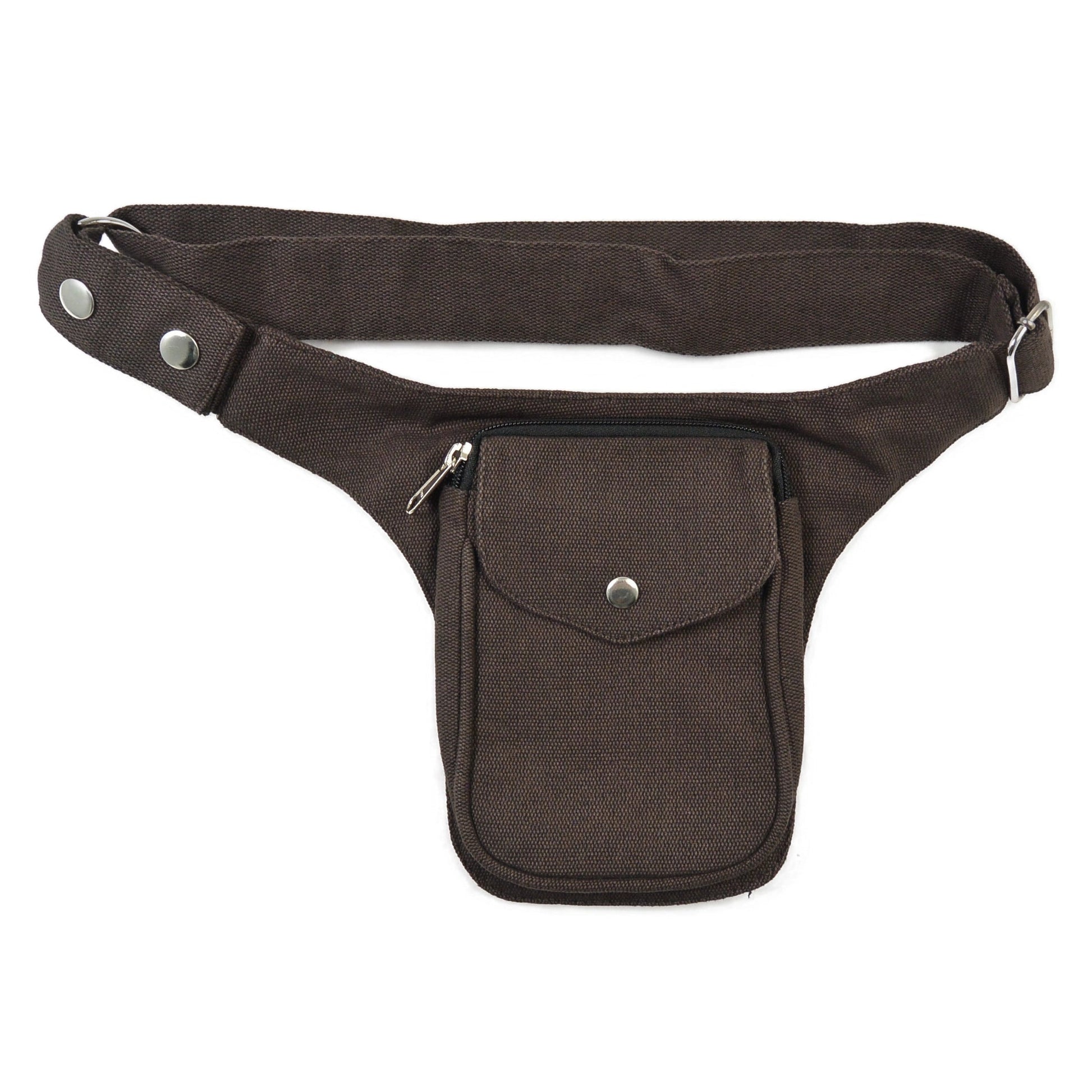 Kleine Bauchtasche aus robustem Baumwollstoff in Schokobraun. Diese Gürteltasche hat ein Reißverschlussfach vorne sowie ein Einsteckfach, welches durch einen Überschlag und Druckknopf verschlossen wird. 