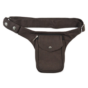 Kleine Bauchtasche aus robustem Baumwollstoff in Schokobraun. Diese Gürteltasche hat ein Reißverschlussfach vorne sowie ein Einsteckfach, welches durch einen Überschlag und Druckknopf verschlossen wird. 