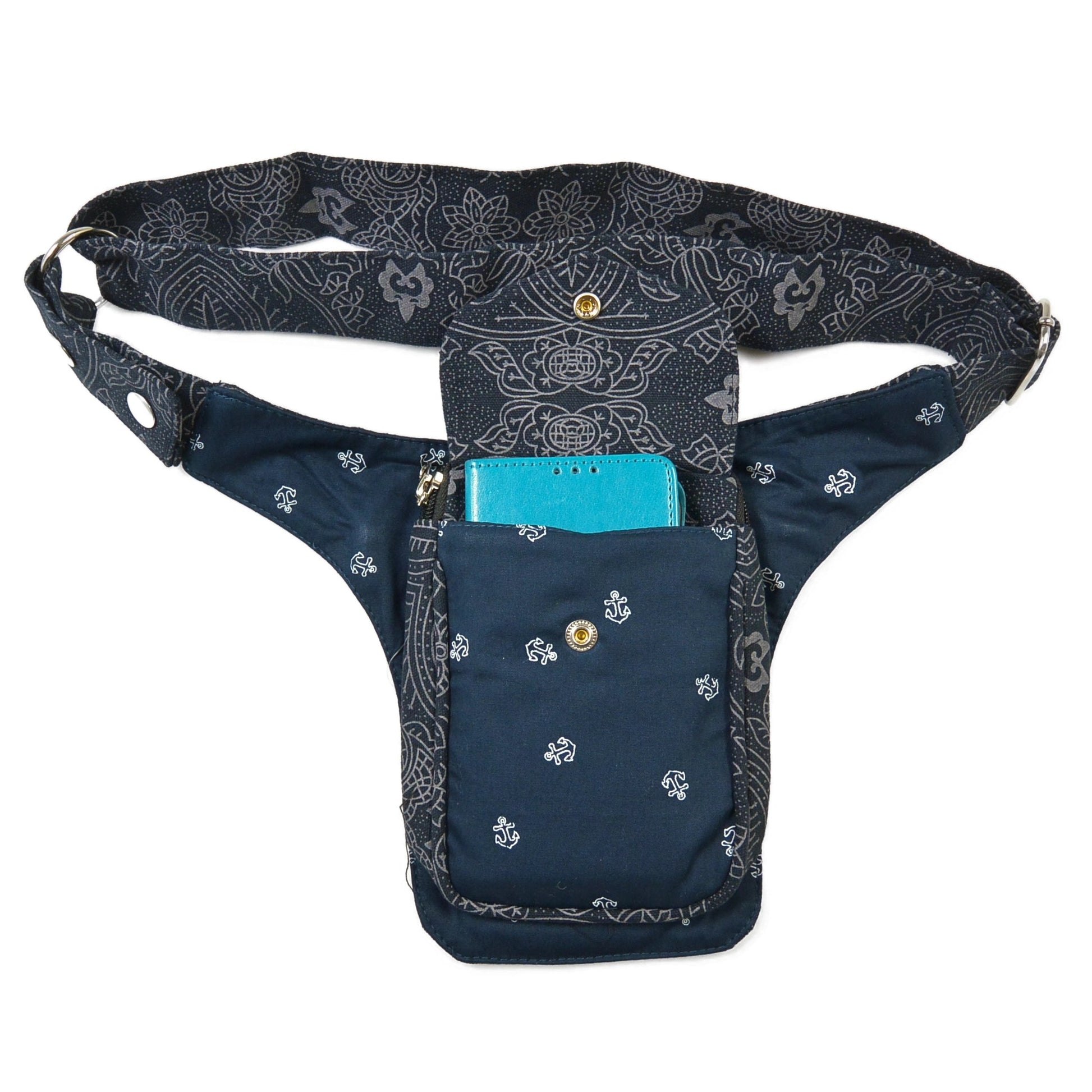 Gassi-Tasche, Bauchtasche aus robustem Baumwollstoff in Blau mit Ankern Ornamenten. Diese Gürteltasche besitzt ein Reißverschlussfach vorne sowie ein Einsteckfach für das Handy.