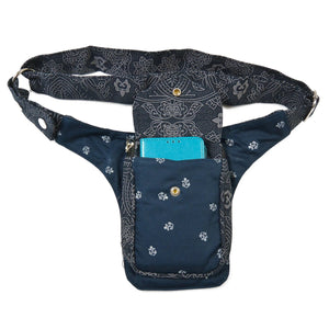 Gassi-Tasche, Bauchtasche aus robustem Baumwollstoff in Blau mit Ankern Ornamenten. Diese Gürteltasche besitzt ein Reißverschlussfach vorne sowie ein Einsteckfach für das Handy.