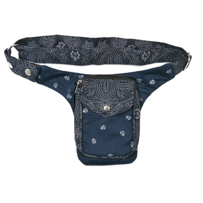 Gassi-Tasche, Bauchtasche aus robustem Baumwollstoff in Blau mit Ankern Ornamenten. Diese Gürteltasche besitzt ein Reißverschlussfach vorne sowie ein Einsteckfach, welches durch einen Überschlag und einen Druckknopf verschlossen wird.