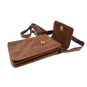 Geöffnete Echtleder-Handytasche in Hellbraun mit zwei Innenfächern und verstellbarem Gurt.