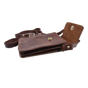 Leichte Leder-Handytasche Dunkelbraun mit 2 Innenfächern und flexiblem Gurt. Bild 2