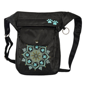 Gassitasche, Bauchtasche aus wasserabweisendem Stoff, Schwarz, mit Blumenpfotenmandala-Stickerei. 3 Reißverschlussfächer und ein Einsteckfach vorne, welches mit einem Druckknopf an der Überlappung geschlossen wird. An der Seite gibt es einen Schlüsselring zur Anbringung von kleinen Beuteltaschen und Gegenständen.