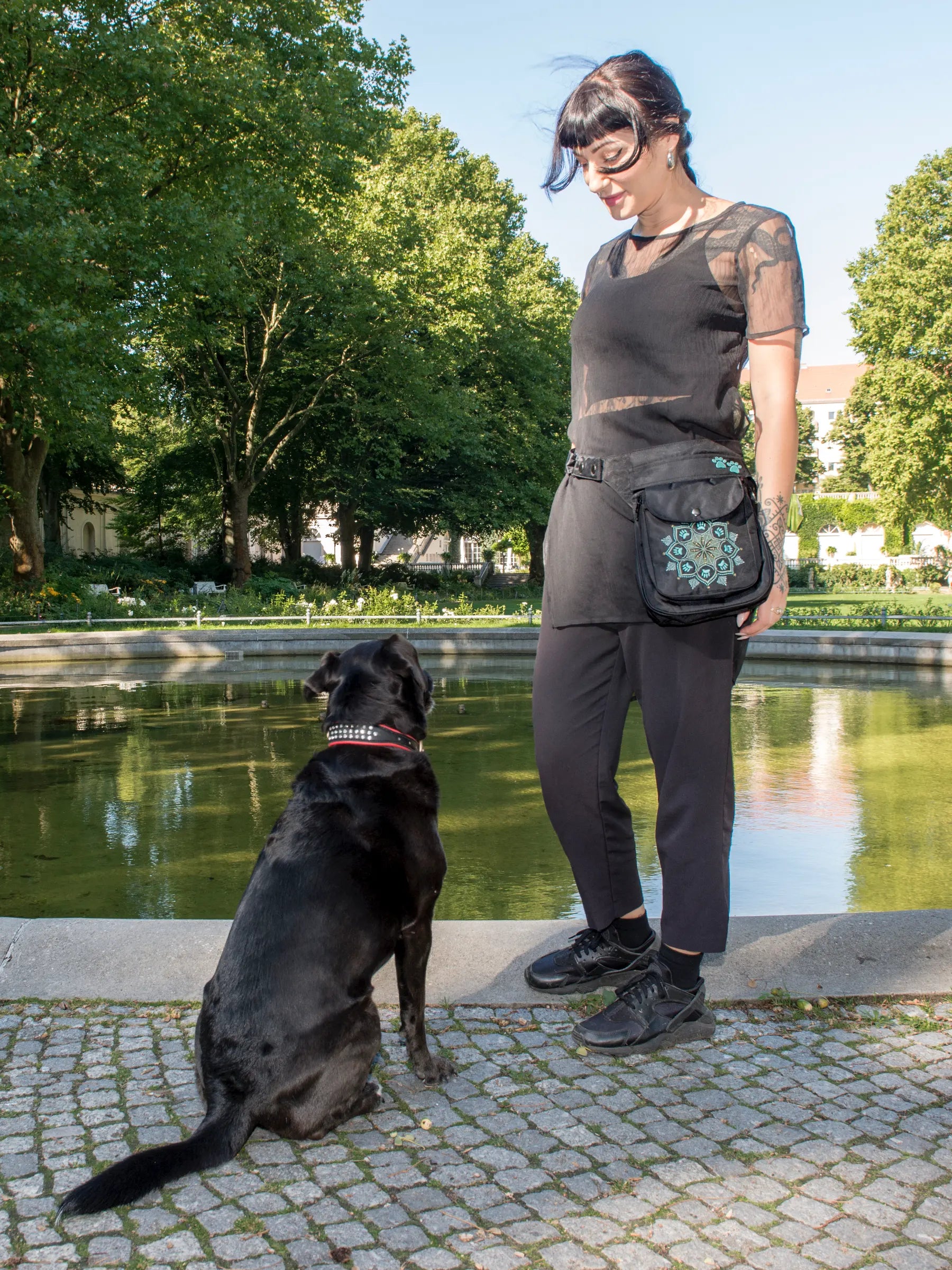 Gassitasche für Hundebesitzer, Bauchtasche aus wasserabweisendem Stoff, Schwarz, mit Blumenpfotenmandala-Stickerei. Berlin.