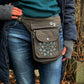 Model präsentiert Gürteltasche aus Canvas-Stoff in Dunkelgrau mit Pfoten-Mandalastickerei. 