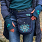 Model präsentiert Gürteltasche aus wasserabweisendem Nylonstoff in Dunkelblau mit Pfoten-Mandalastickerei. 