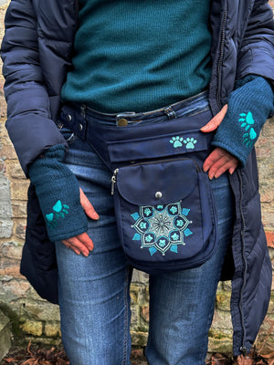 Model präsentiert Gürteltasche aus wasserabweisendem Nylonstoff in Dunkelblau mit Pfoten-Mandalastickerei.