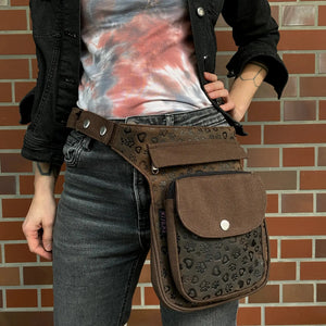 Frau trägt die Gassi-Tasche Vintage Leder Schokobraun mit Pfoten- und Herzprägungen - Nijens Shop