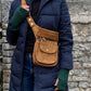 Model präsentiert Bauchtasche, Gassi-Tasche aus Cord Goldbraun als Umhängetasche über der Schulter.