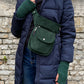 Model präsentiert Bauchtasche, Gassi-Tasche aus Cord Tannengrün als Umhängetasche über der Schulter.