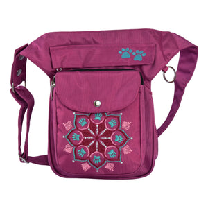 Gassitasche, Bauchtasche aus wasserabweisendem Stoff, rosa, mit Blumenpfotenmandala-Stickerei. 3 Reißverschlussfächer und ein Einsteckfach vorne, welches mit einem Druckknopf an der Überlappung geschlossen wird. An der Seite gibt es einen Schlüsselring zur Anbringung von kleinen Beuteltaschen und Gegenständen.