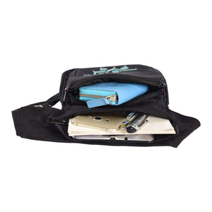 Gassi-Tasche, Bauchtasche und Gürteltasche aus Canvas-Stoff Schwarz mit Pfoten-Mandalastickerei. Das Hauptfach und das vordere Reißverschlussfach bieten Platz für Handy, Portemonnaie und andere Kleinigkeiten.