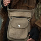 Nahaufnahme von Tasche: Model präsentiert Gürteltasche, Gassi-Tasche aus Baumwoll-Canvas, sandfarben. Reißverschlussklappe und Vordertasche sind mit Blumen geprägtem Leder in Beige besetzt. Tragevariante: Crossbodybag.