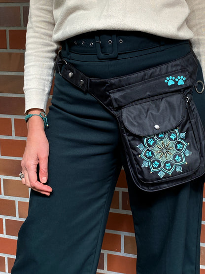 Gassitasche, Bauchtasche aus wasserabweisendem Stoff, Schwarz, mit Pfoten-Mandala-Stickerei